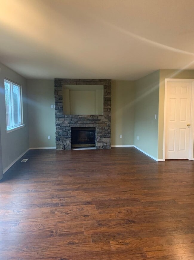 Building Photo - Great 3BD 2.5BA Fisher's Landing! Large Fe...