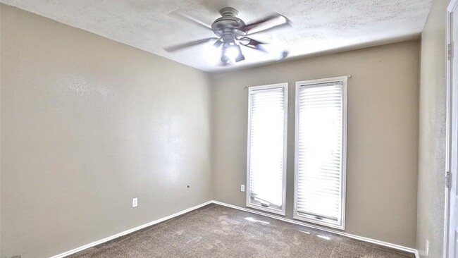 Building Photo - 5273 Sherbrooke Ln