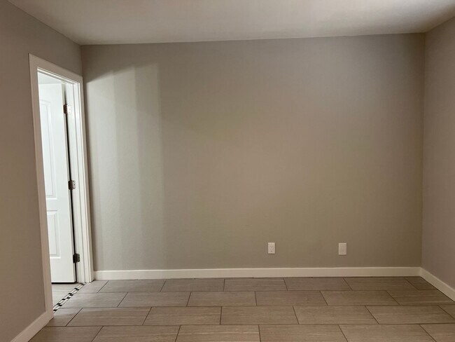 Building Photo - 3 Bedroom, 2 Bathroom