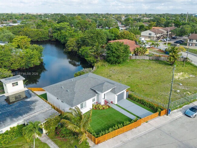 Building Photo - 655 NW 24th Ave