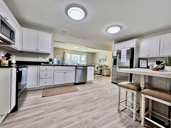 Building Photo - Newly remodeled, furnished home Trenton, Ohio