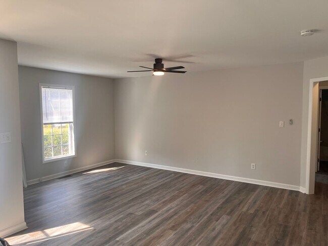 Building Photo - 3 bedroom 2 bath single family home. Fresh paint, new floors