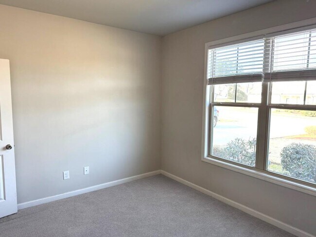 Building Photo - 113 Candler Park Dr