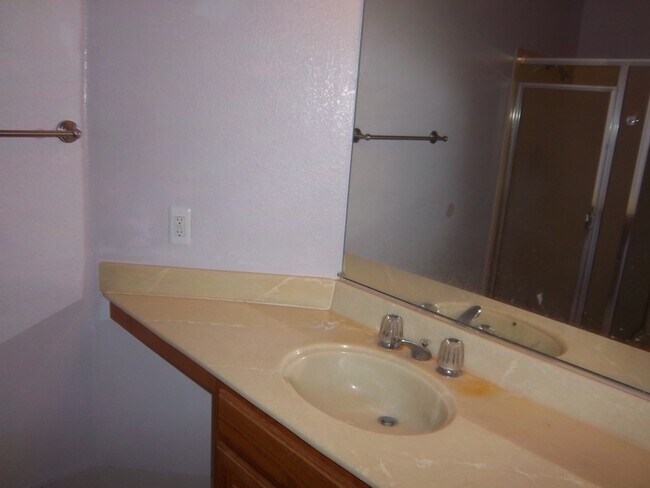 Building Photo - This amazing 2/3 with Den condo won't last!
