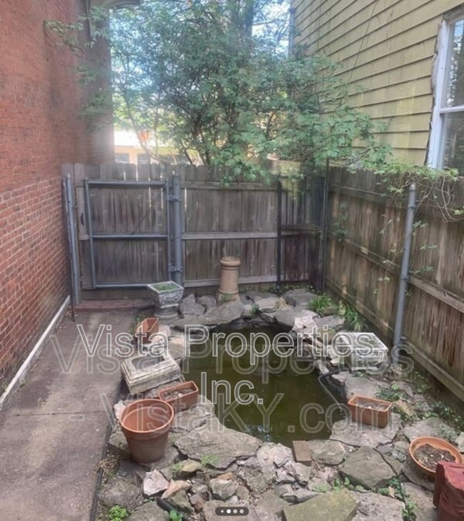 Building Photo - 514 W Oak St