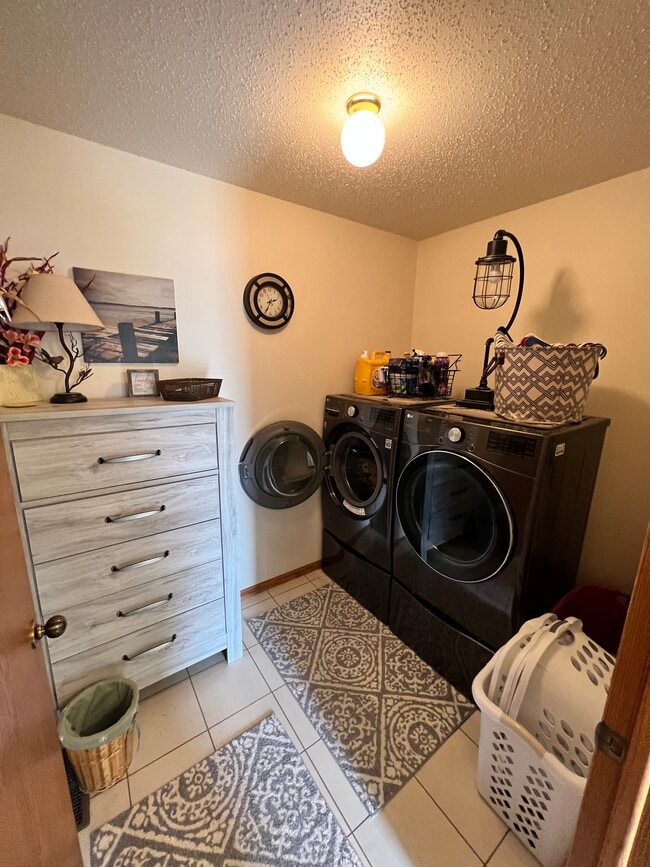 Building Photo - 16986 54th Ave