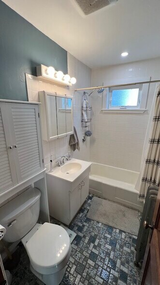 Bathroom, 3-way mirror, long tub/shower, privacy window - 29 Rose St