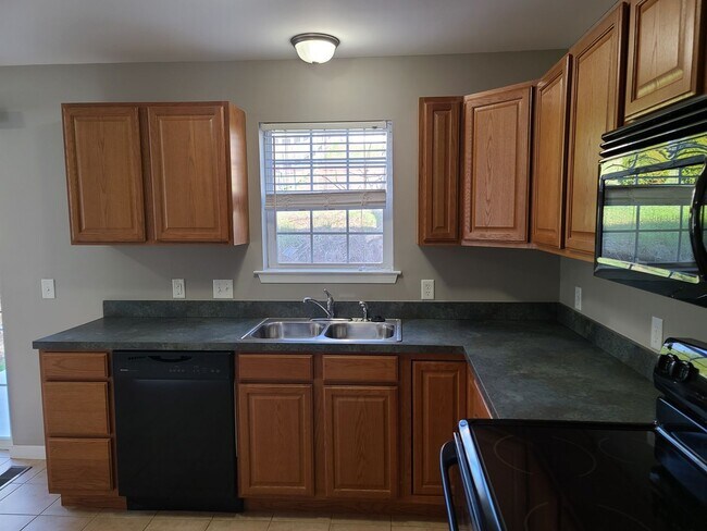 Building Photo - 3 bedroom,  2 1/2 bath town home in Waynesboro PA END UNIT