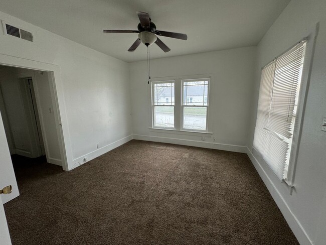 Building Photo - 2 Bedroom Rental with garage in NW Ardmore