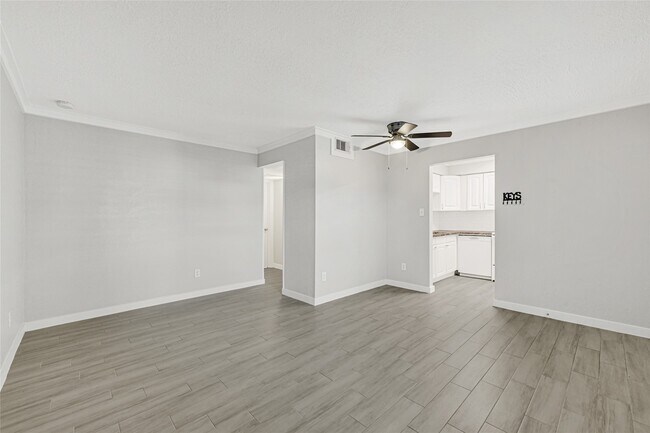 Building Photo - 107 E Willowick Ave