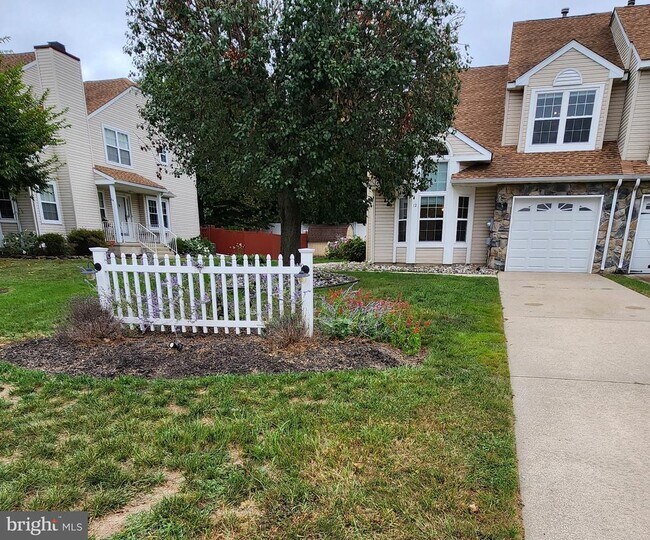 Building Photo - 12 Pondview Ct