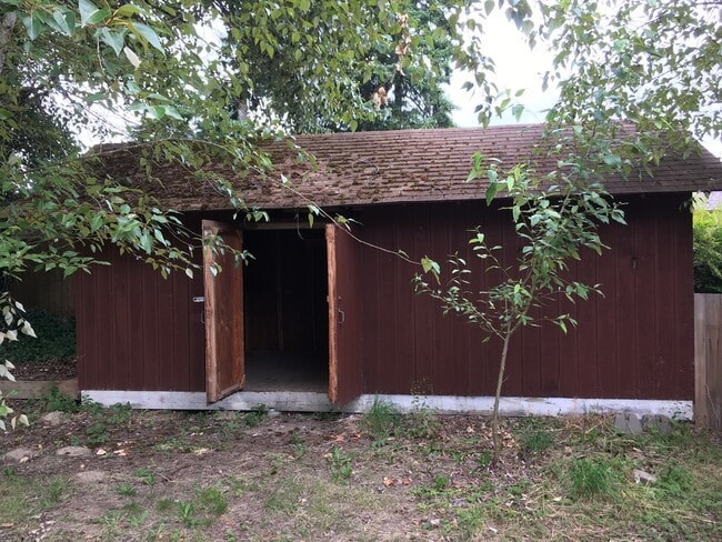 Building Photo - Charming 2 Bedroom 1 Bath Home