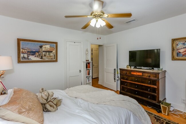 Building Photo - 1740 Banks St