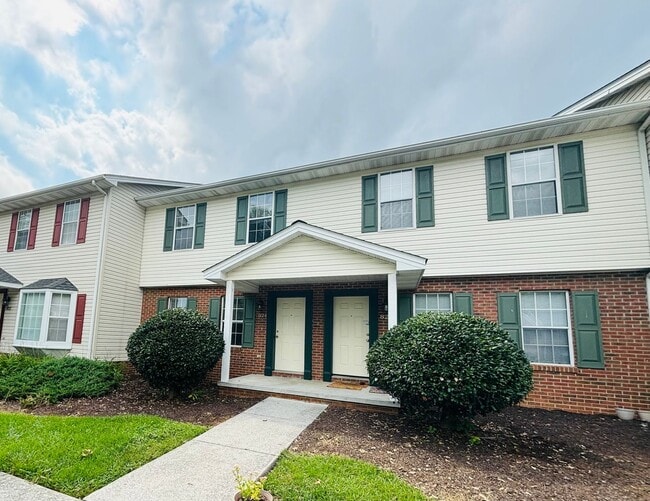 Building Photo - 824 Patrick Henry Dr