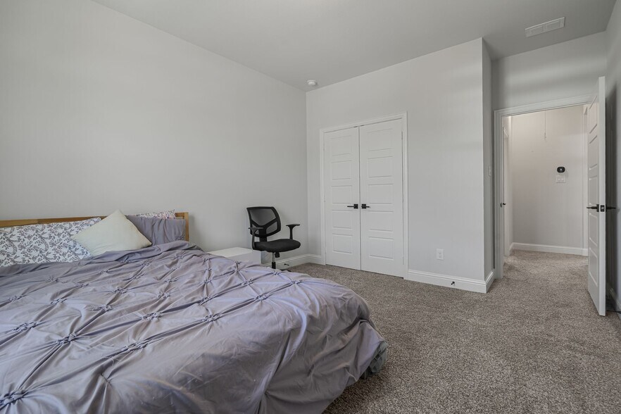 Building Photo - 913 Gingham St