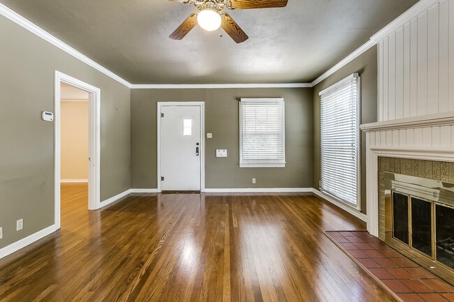 Building Photo - Ready for New Students- 2 Bed, 1 Bath Tudor Home Minutes from TCU- 76109