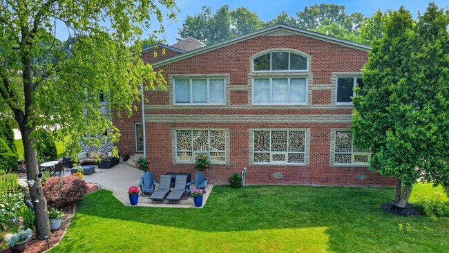 Building Photo - 833 Lakewood Dr