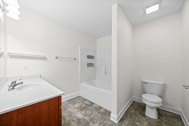 Building Photo - Pet Friendly Condo Downtown!