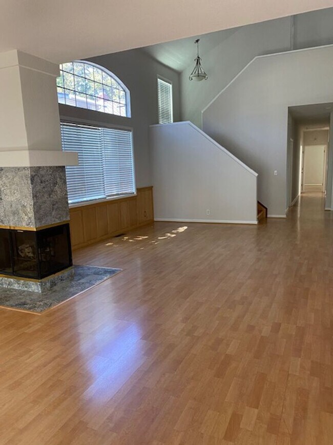 Building Photo - Spacious updated home with 3 downstairs be...