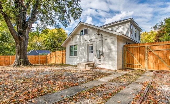 Building Photo - 1825 Young Ave