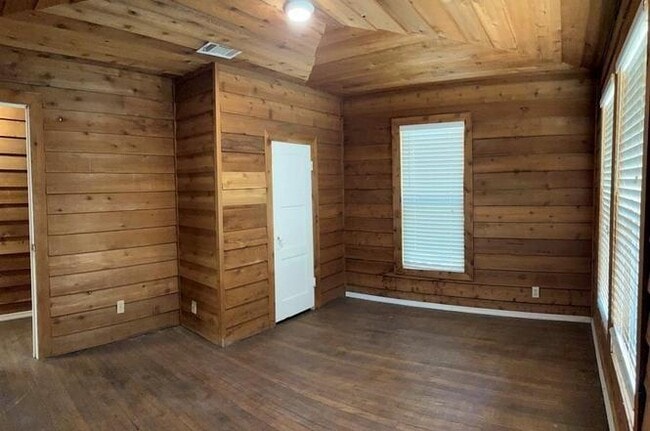 Building Photo - 207 Masters Ave