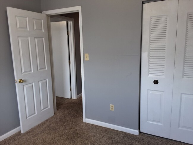 Building Photo - 1221 Clear Ridge Ln