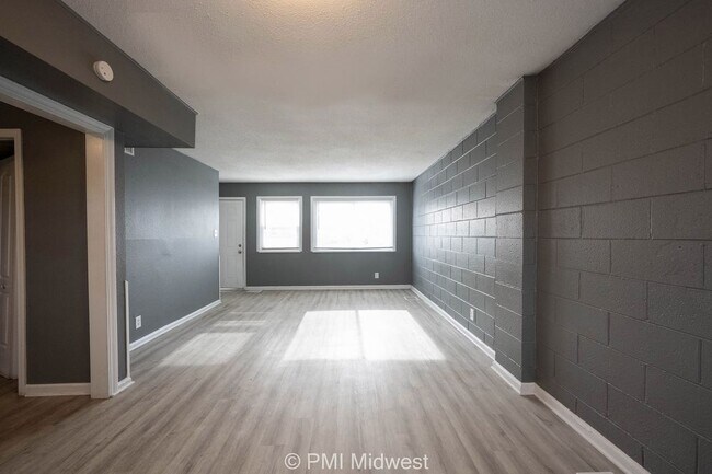 Building Photo - Cozy 2 Bedroom Apartment in Indianapolis w...