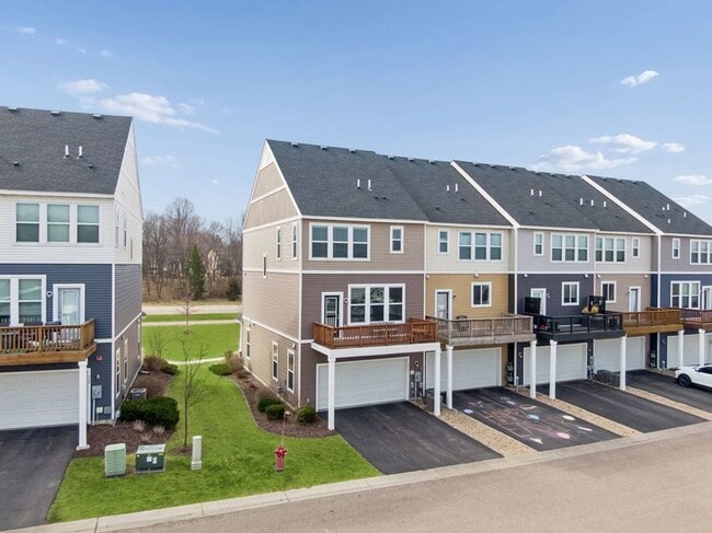 Building Photo - Spacious 3bed 3bath Townhome in Chaska!
