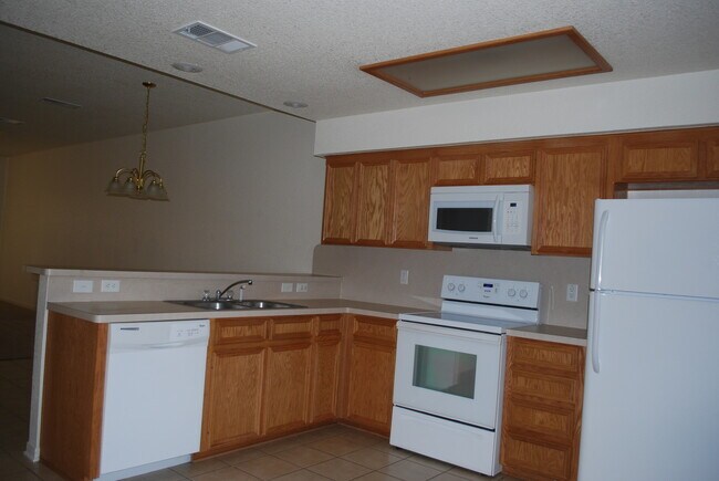 Building Photo - 913Daisy