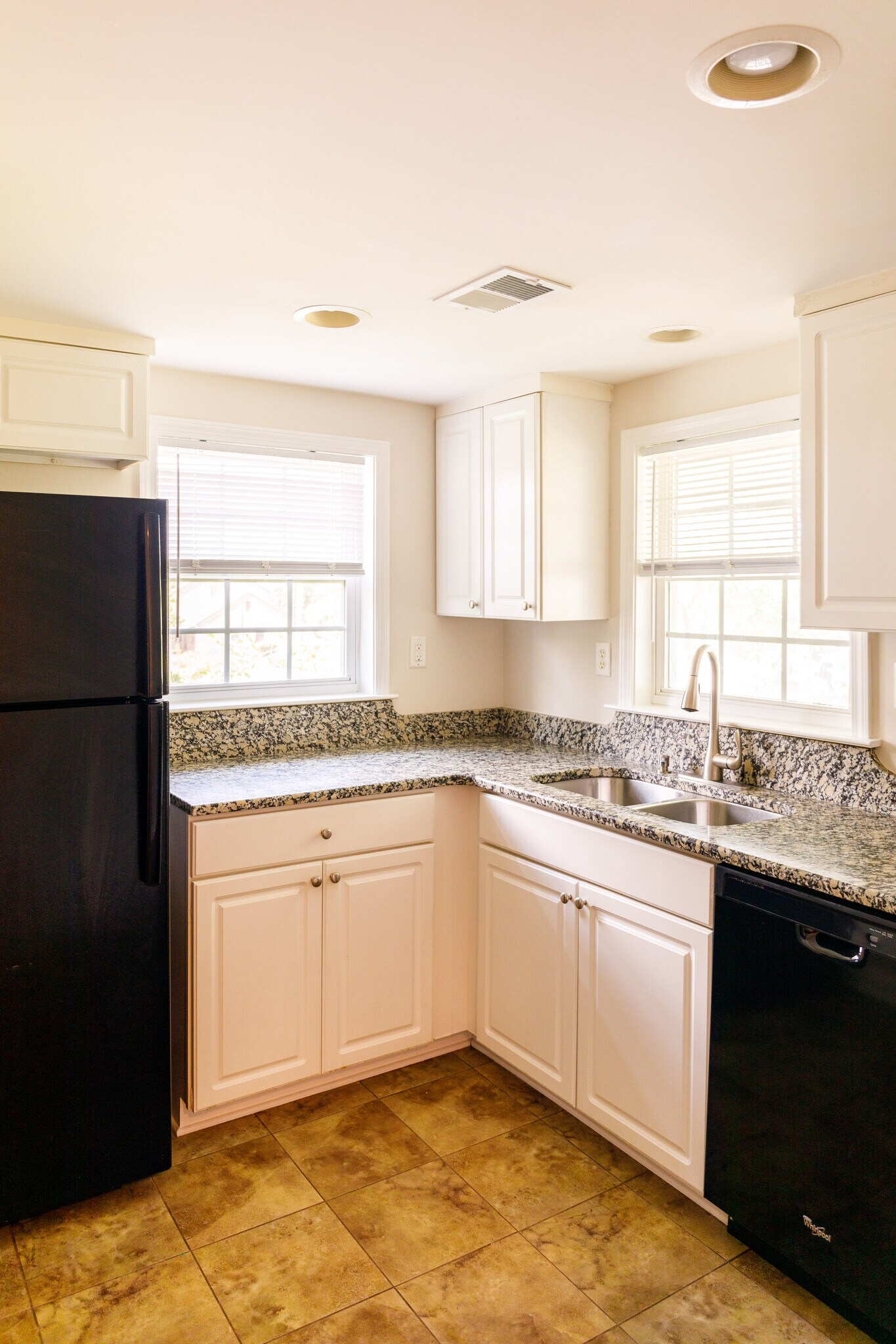 Building Photo - 116 America St