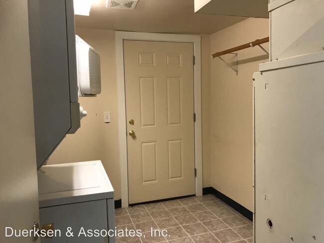 Building Photo - 2 br, 1 bath Apartment - 660 N 4th Street