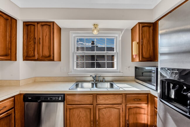 Building Photo - 197 Kings Way