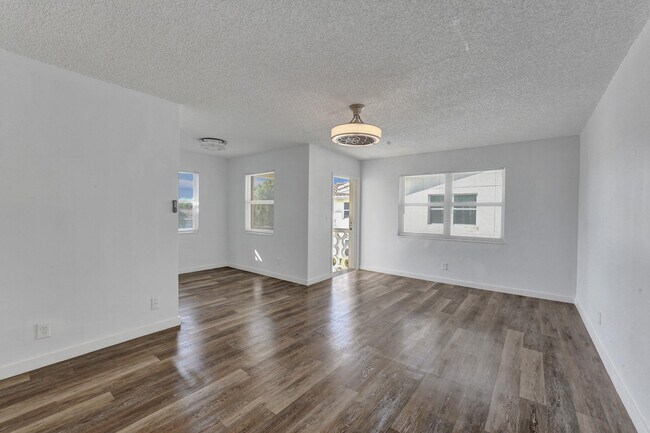 Building Photo - 2591 NE 55th Ct