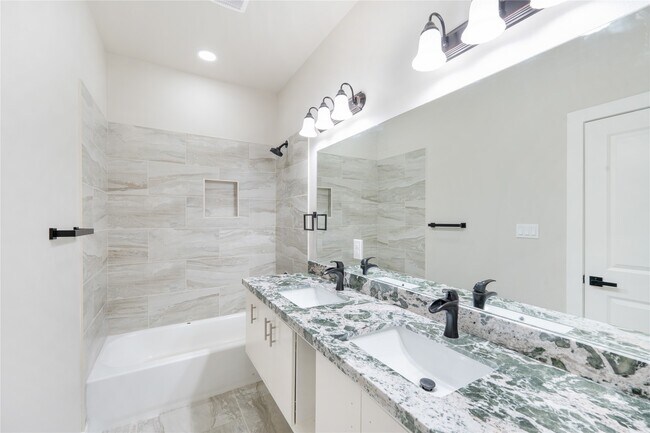 Building Photo - 6809 Fairway Dr