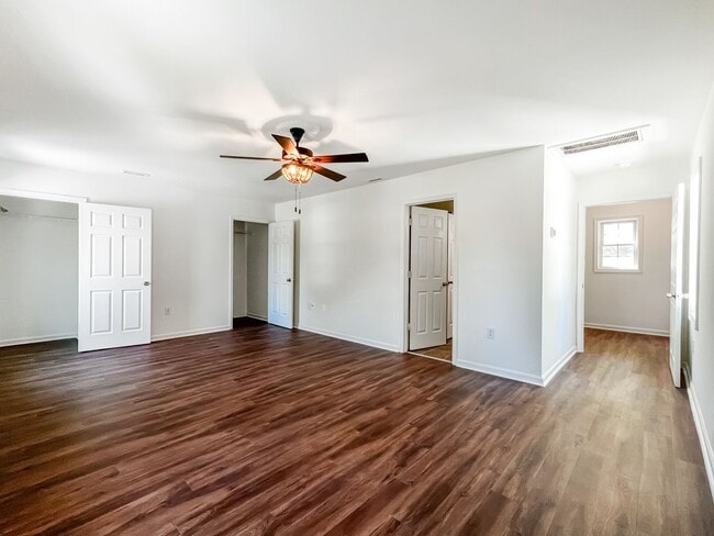 Building Photo - Renovated Oakwood Gem with Modern Amenitie...