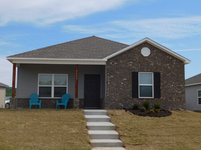 Like new 3 BR, 2 BA home with fenced yard. - 4663 w Fairbanks way