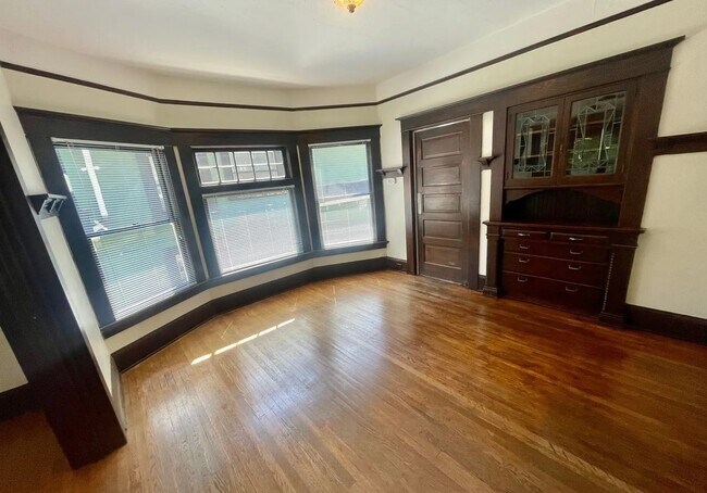 Dining Room 2 - Close-in SE Hawthorne Neighborhood Plex