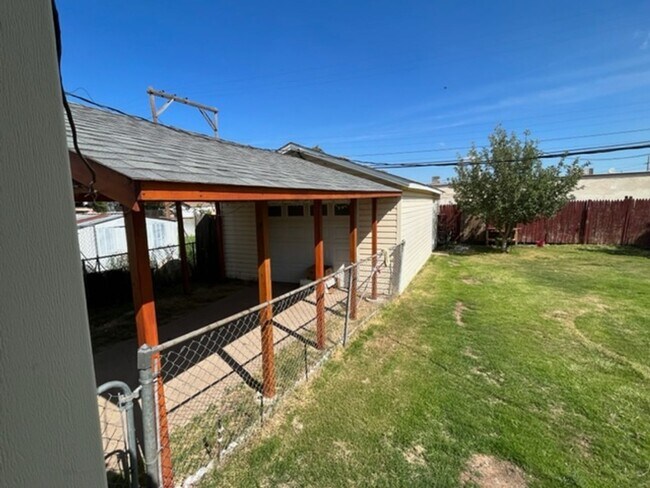 Building Photo - 3411 NE 22nd Ave