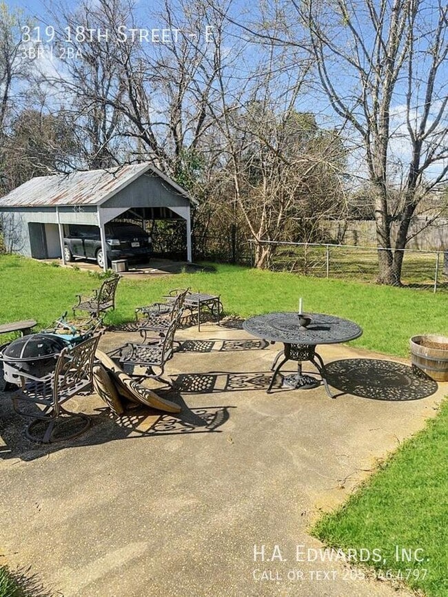 Building Photo - 319 18th St