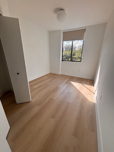 Building Photo - 2596 NE 182nd Ter