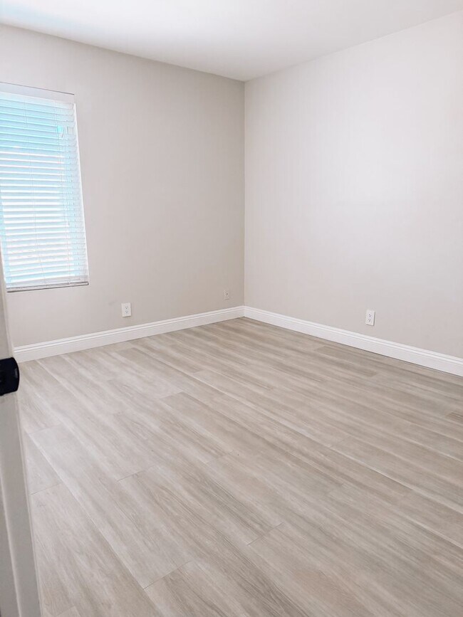 Building Photo - Large Townhome with 2 car garage