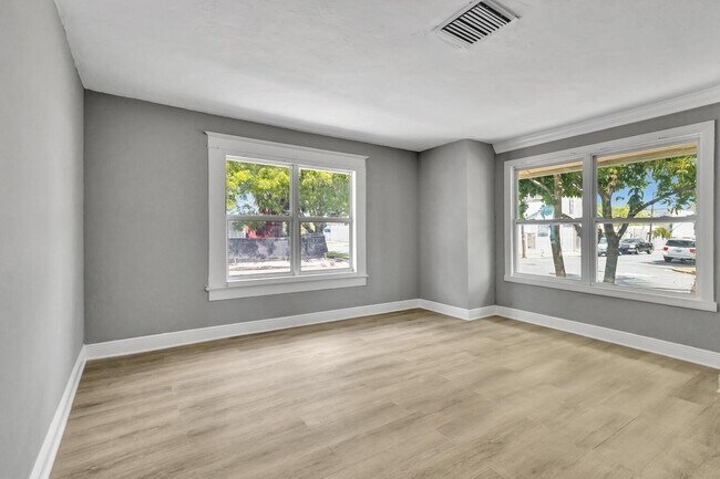 Building Photo - 448 Roseland Dr