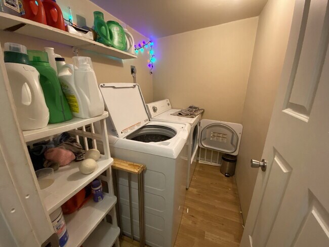 Building Photo - 825 N Garden St