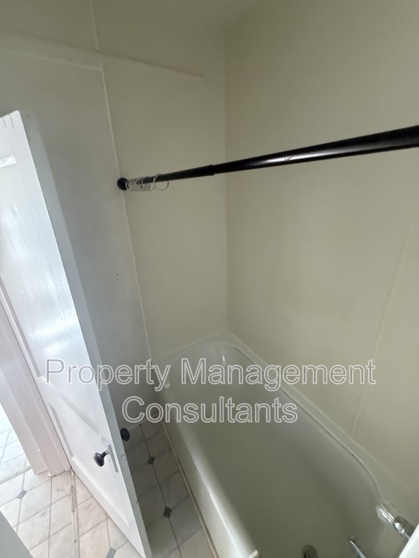 Building Photo - 1014 E 1st St