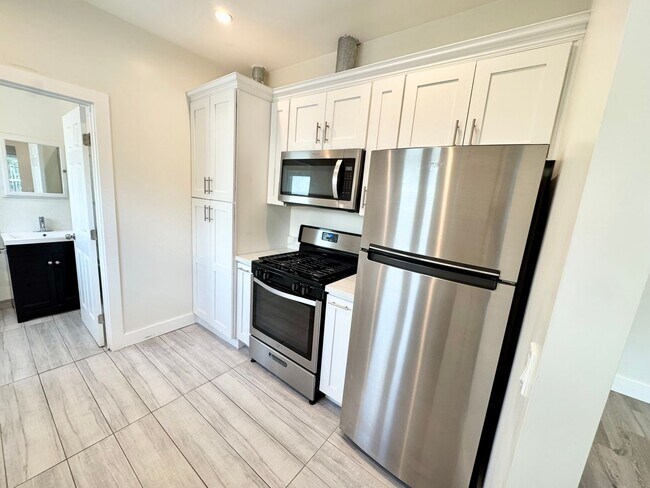 Building Photo - ***1 Bed 1 Bath apartment in the most desirable part of Pasadena***