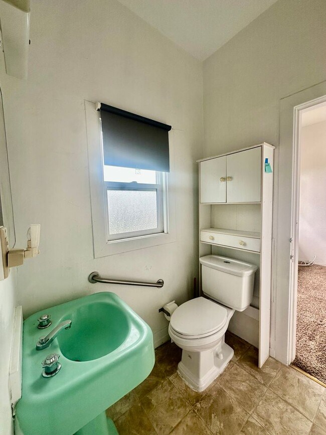 Building Photo - 6bedroom house full of charm steps from UC...