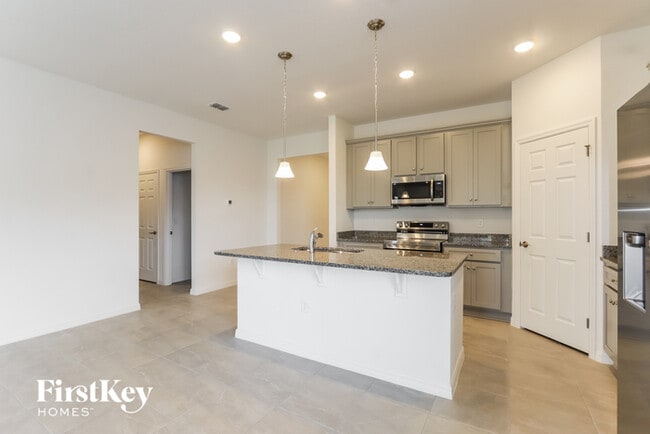 Building Photo - 426 Reina Wy