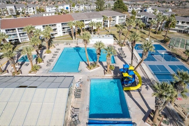 Building Photo - Beautiful Las Palmas Condo
