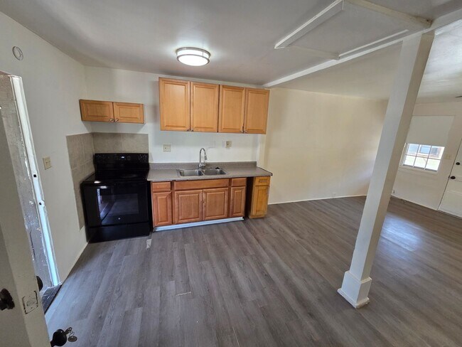 Building Photo - Recently Updated 2 Bedroom 1 Bath Duplex