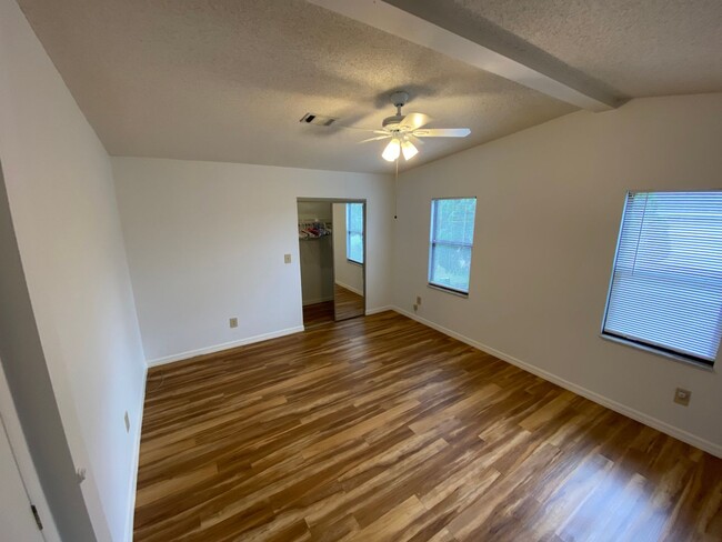 Building Photo - ANNUAL Rental - Unfurnished 2 Bedroom 2 Ba...